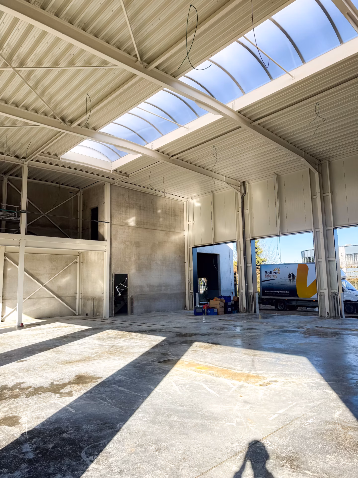 Nieuwbouw autogarage en showroom Peerlings Automotive in Lommel, gerealiseerd door Derdaele+
