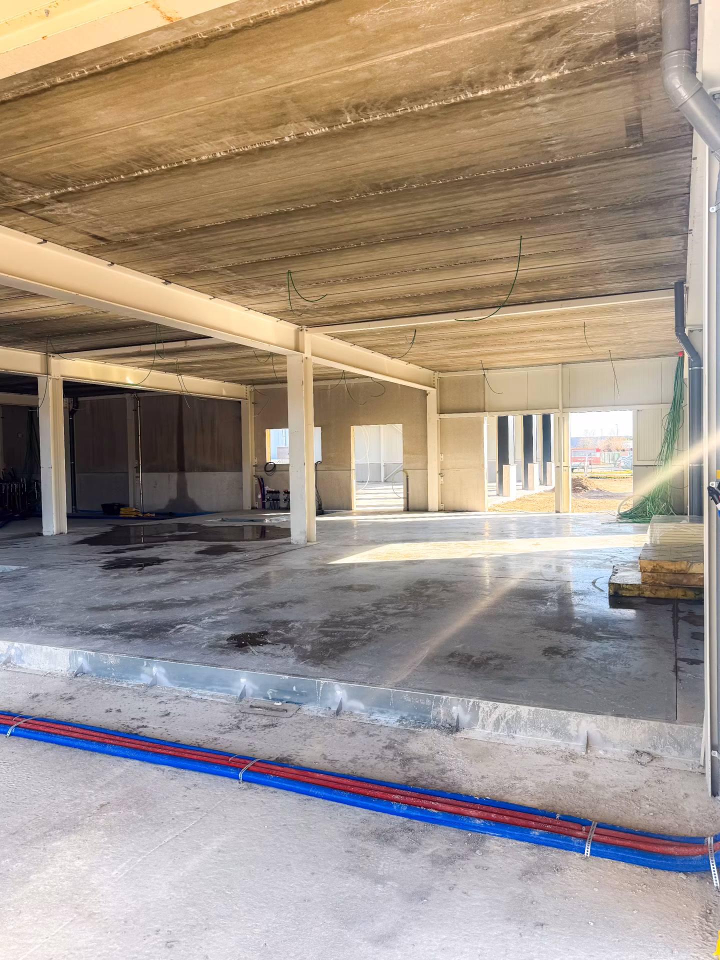 Nieuwbouw autogarage en showroom Peerlings Automotive in Lommel, gerealiseerd door Derdaele+