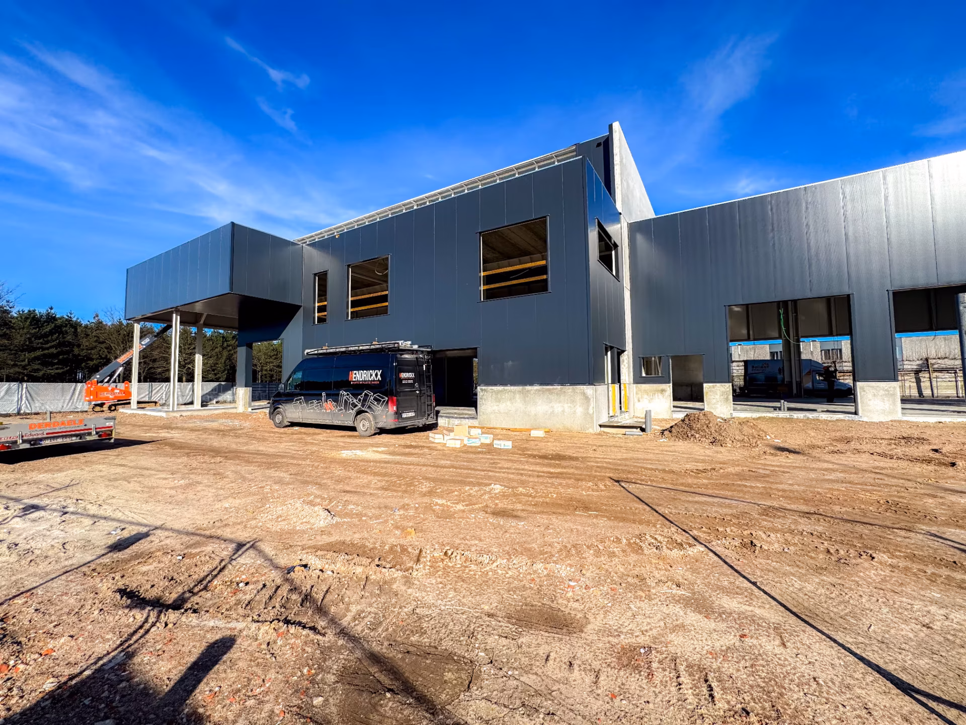 Nieuwbouw autogarage en showroom Peerlings Automotive in Lommel, gerealiseerd door Derdaele+