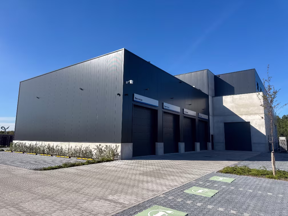 Nieuwbouw autogarage en showroom Peerlings Automotive in Lommel, gerealiseerd door Derdaele+