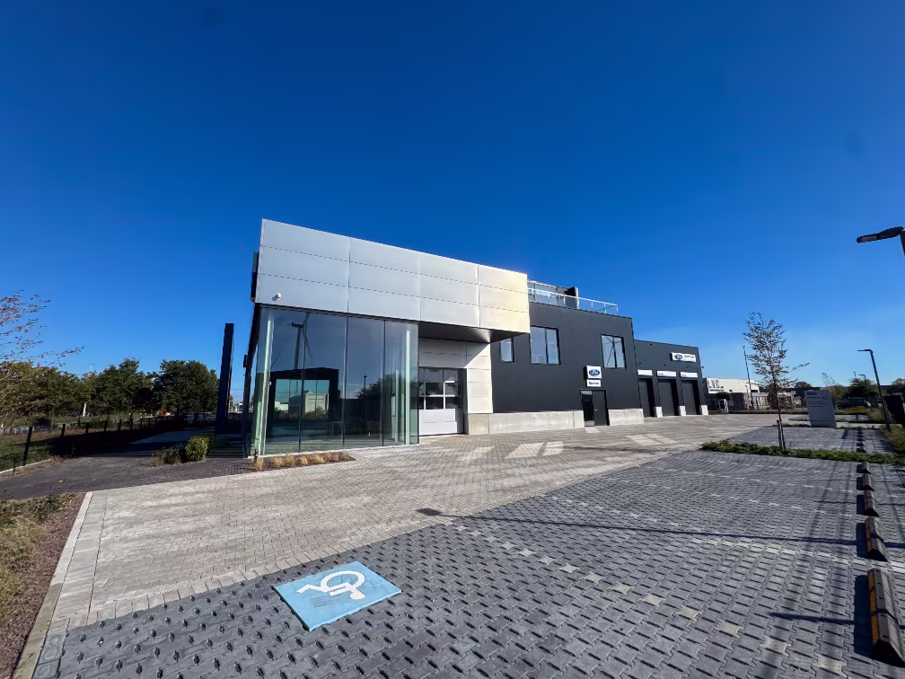 Nieuwbouw autogarage en showroom Peerlings Automotive in Lommel, gerealiseerd door Derdaele+