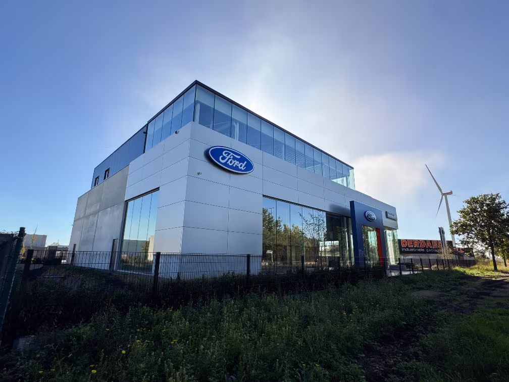 Nieuwbouw autogarage en showroom Peerlings Automotive in Lommel, gerealiseerd door Derdaele+