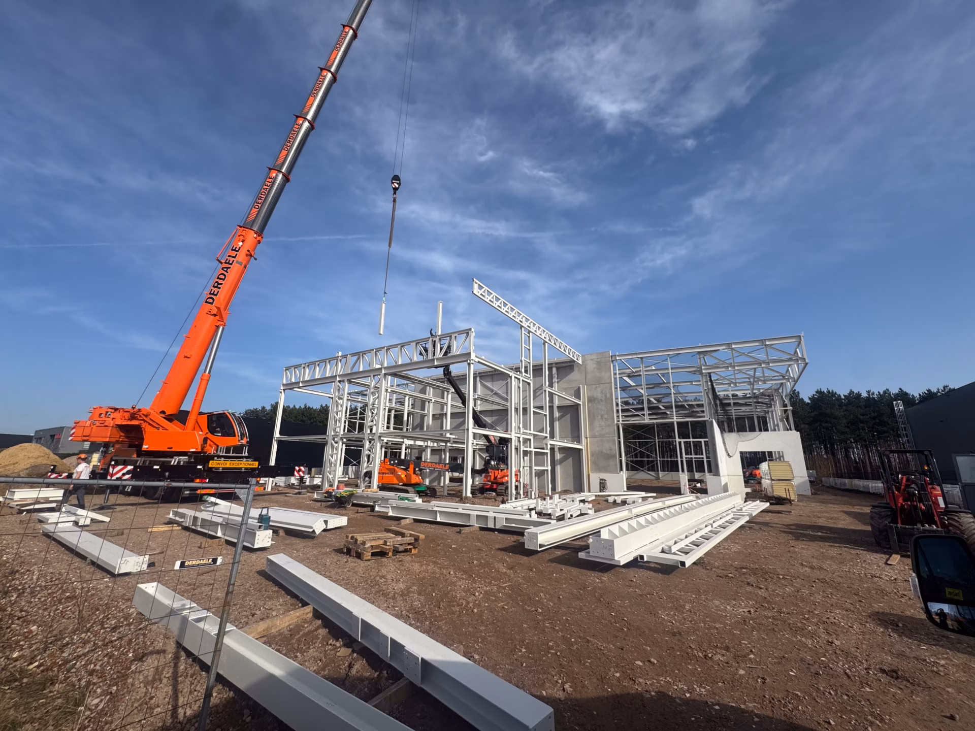 Nieuw bedrijfsgebouw voor Technical Touch Racing met magazijn, mezzanine, laadkade en kantoren, gebouwd door Derdaele+