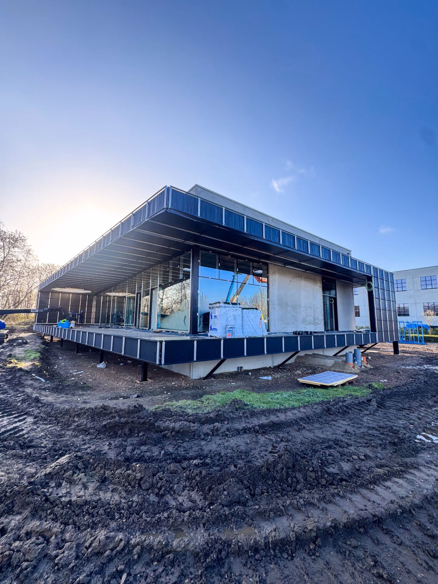 Nieuwe koffiebar Two Oh Five in Maasmechelen, gebouwd door Derdaele+ met terras en takeawaybar