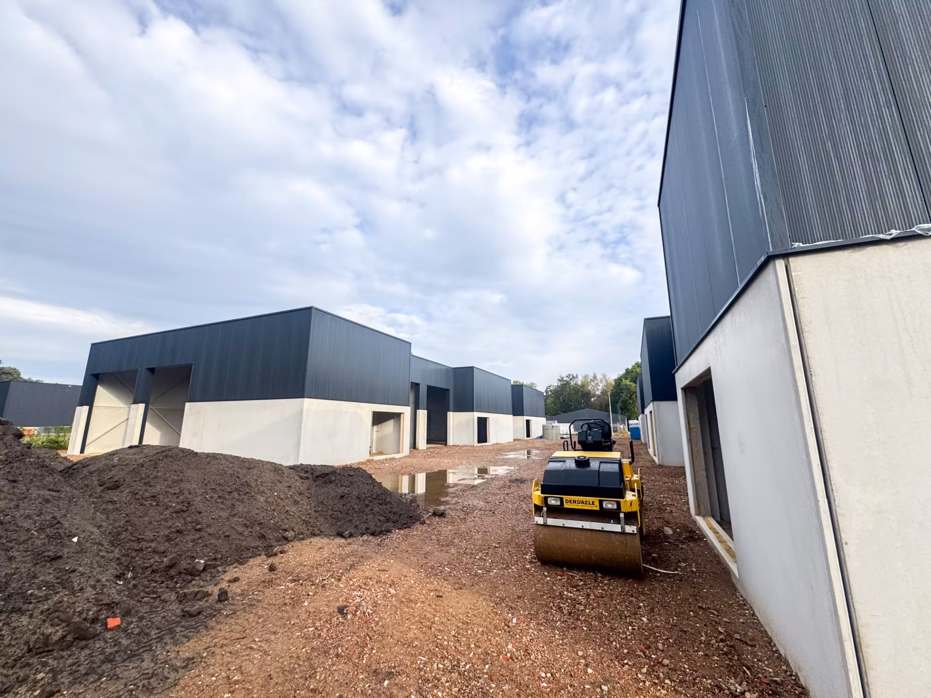 Bedrijvenpark Reservorenstraat in Beringen met zeven KMO units, gebouwd door Derdaele+