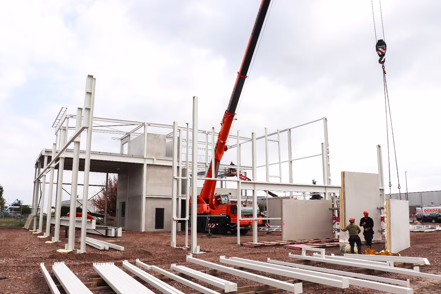 Nieuwbouw autogarage en showroom Peerlings Automotive in Lommel, gerealiseerd door Derdaele+