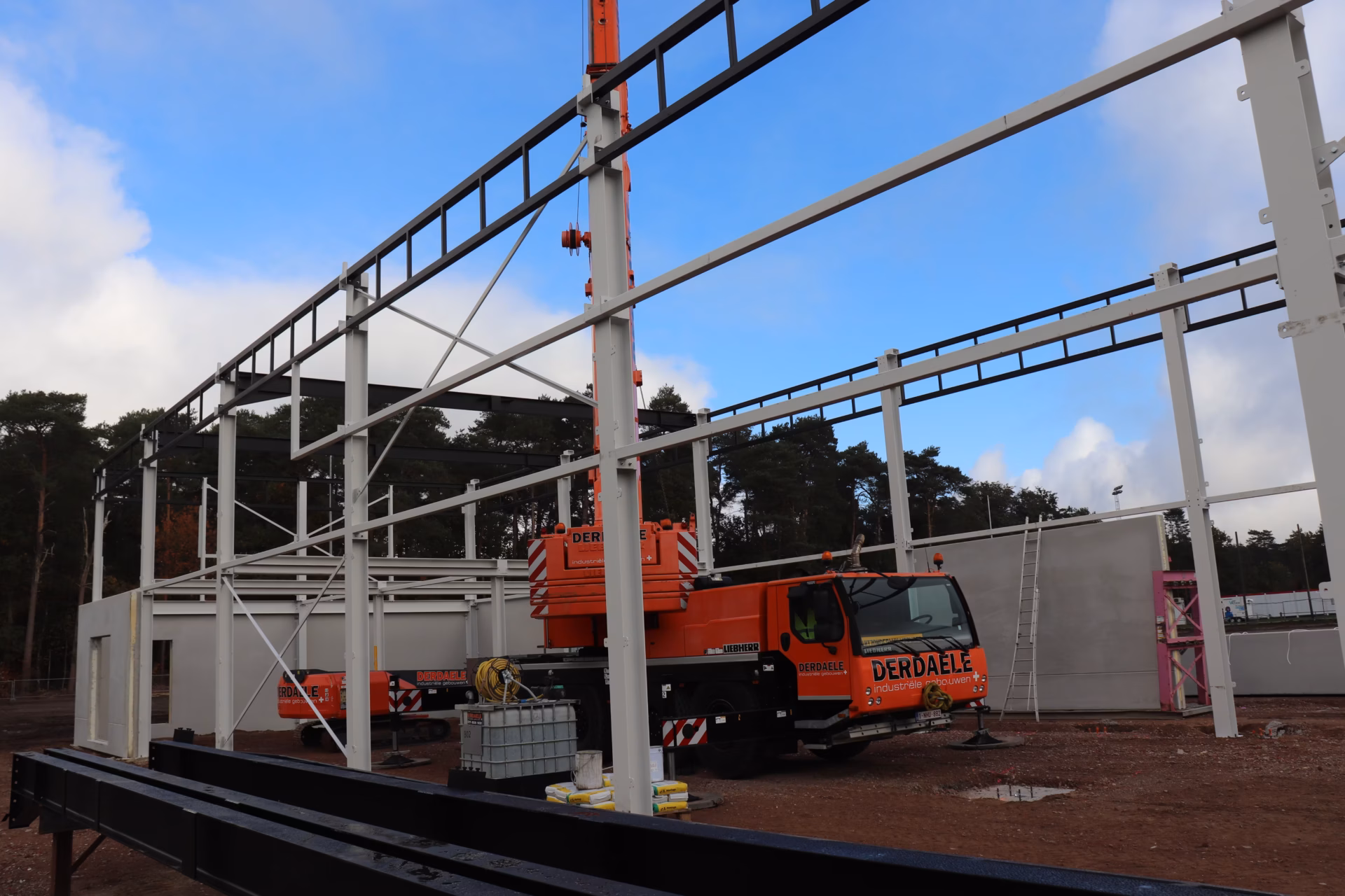 Nieuw sportcomplex met voetbaltribune en kantine van KFC Eksel, gebouwd door Derdaele+ in Limburg