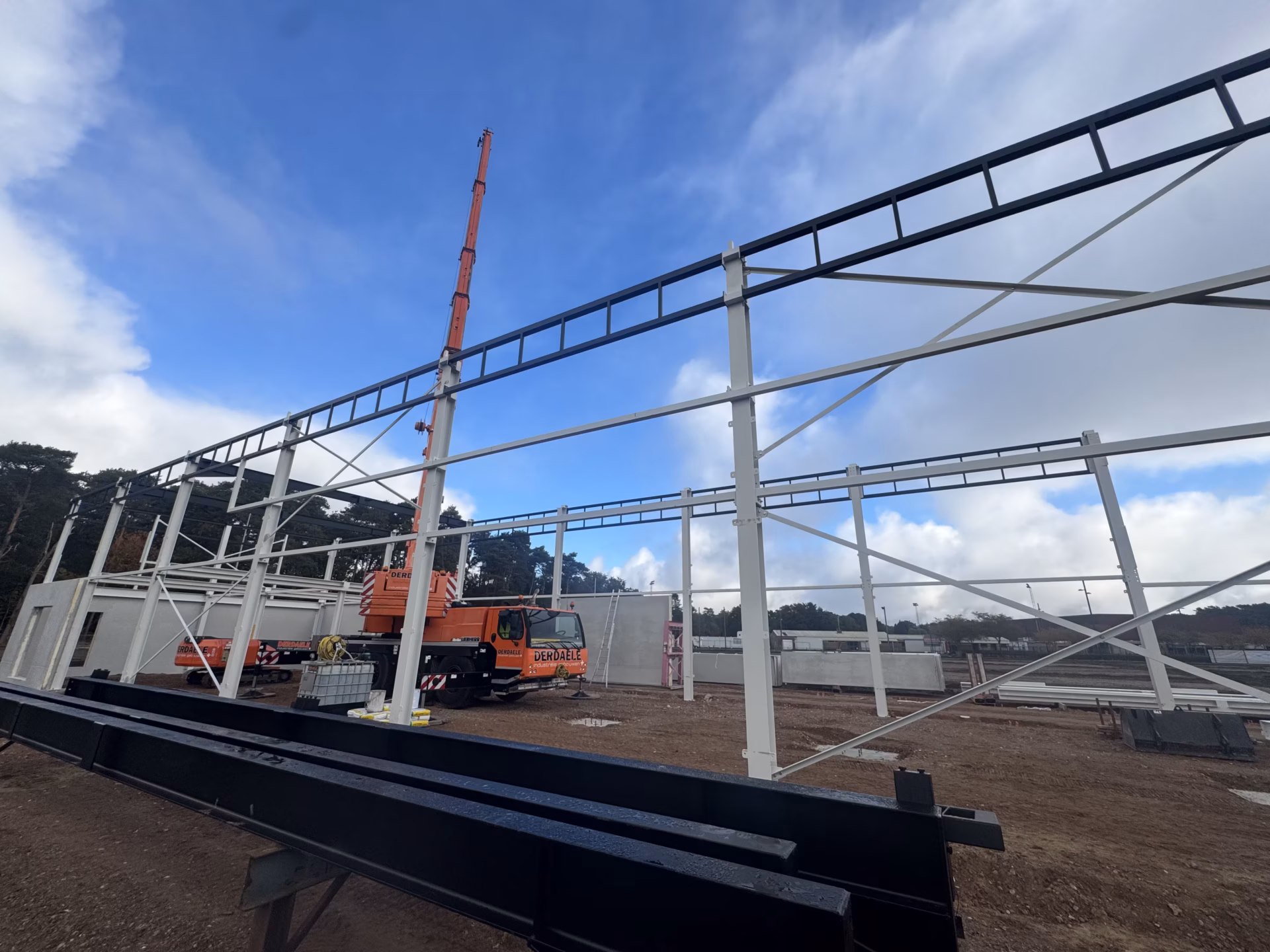 Nieuw sportcomplex met voetbaltribune en kantine van KFC Eksel, gebouwd door Derdaele+ in Limburg