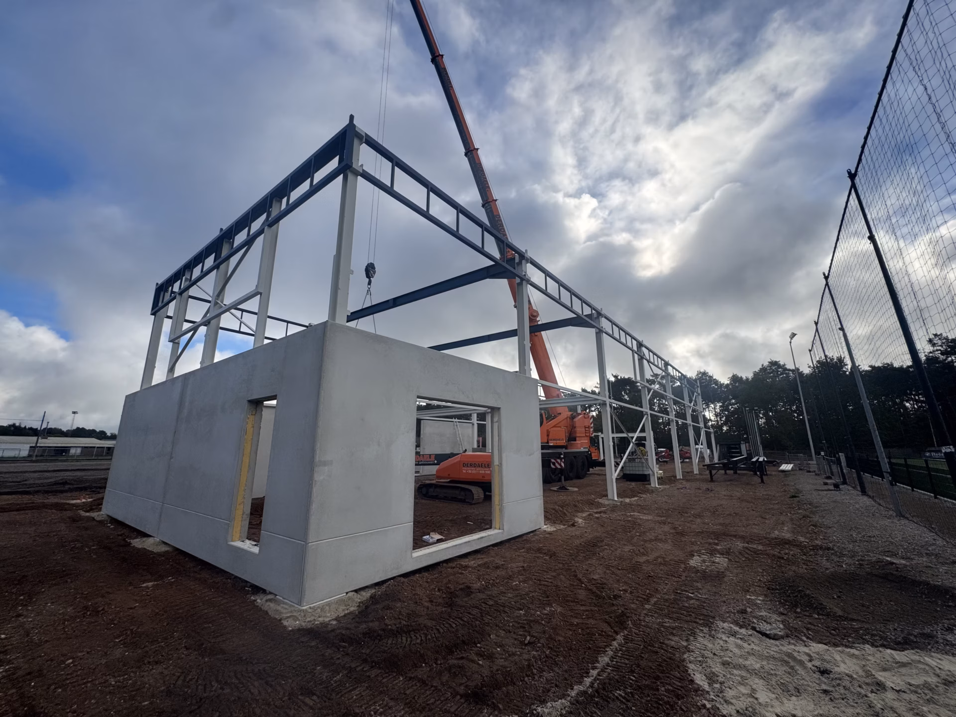 Nieuw sportcomplex met voetbaltribune en kantine van KFC Eksel, gebouwd door Derdaele+ in Limburg