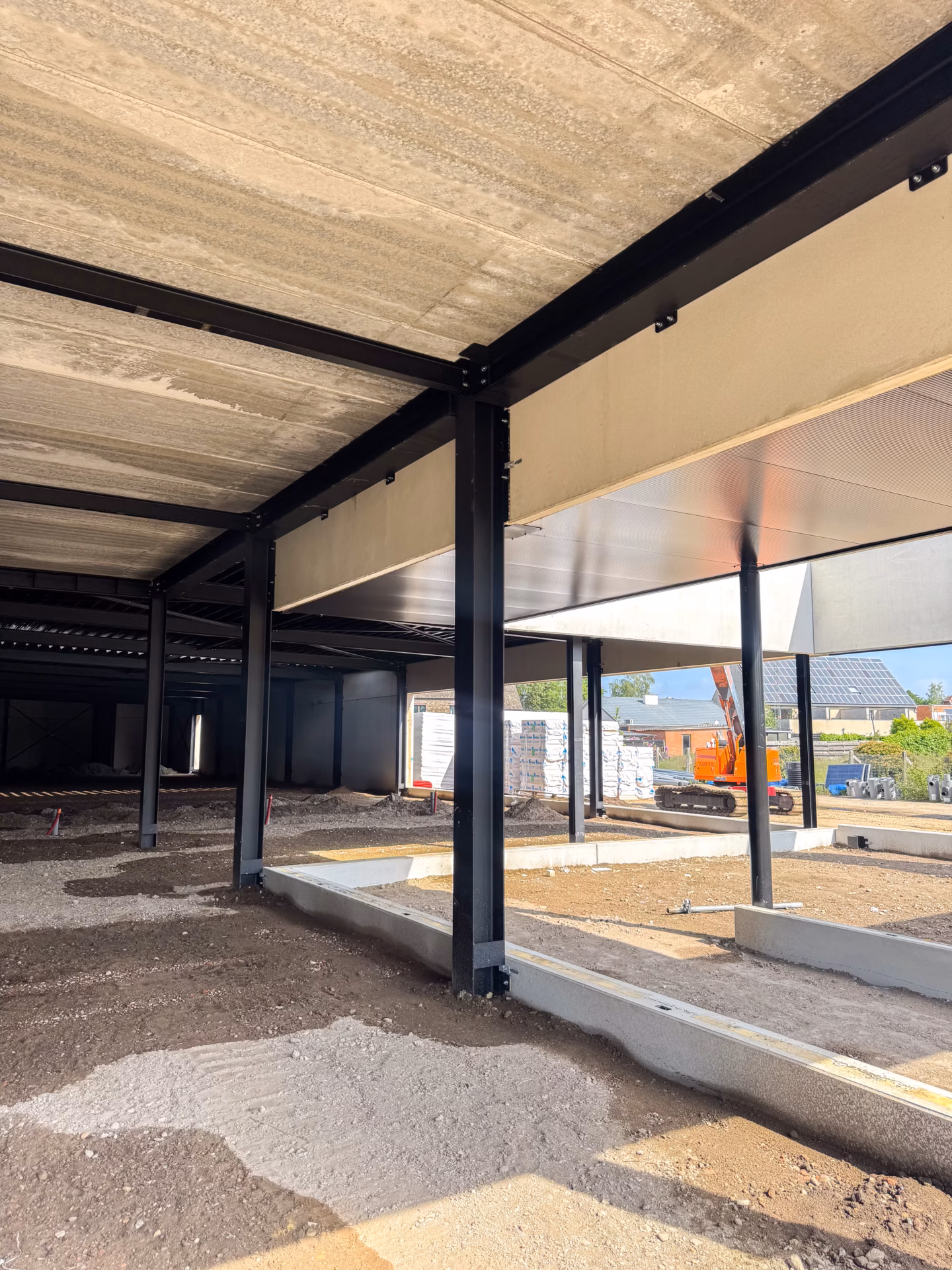 Nieuwbouw bowling in Zonhoven, gerealiseerd door Derdaele+ met een gelijkvloers en een verdieping.