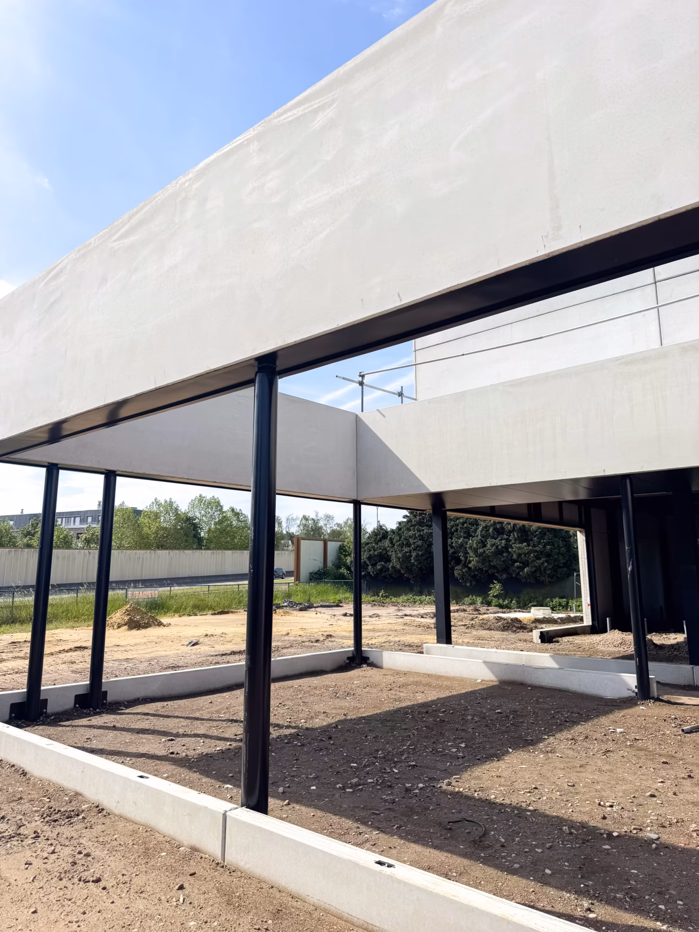 Nieuwbouw bowling in Zonhoven, gerealiseerd door Derdaele+ met een gelijkvloers en een verdieping.