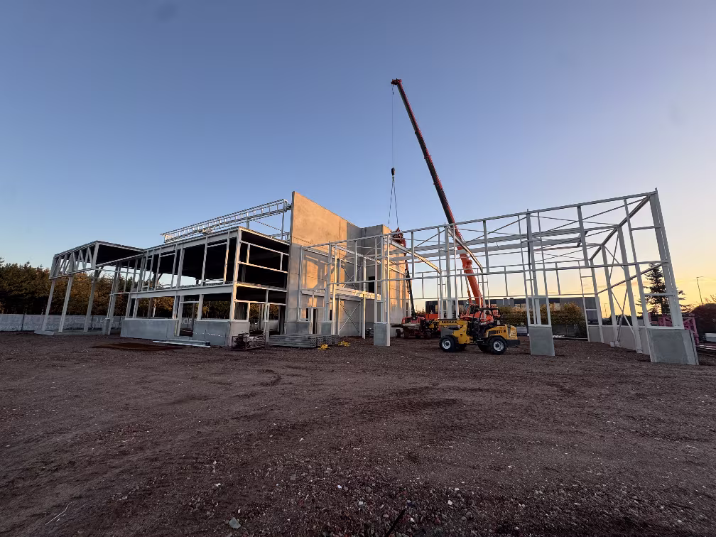 Nieuwbouw autogarage en showroom Peerlings Automotive in Lommel, gerealiseerd door Derdaele+
