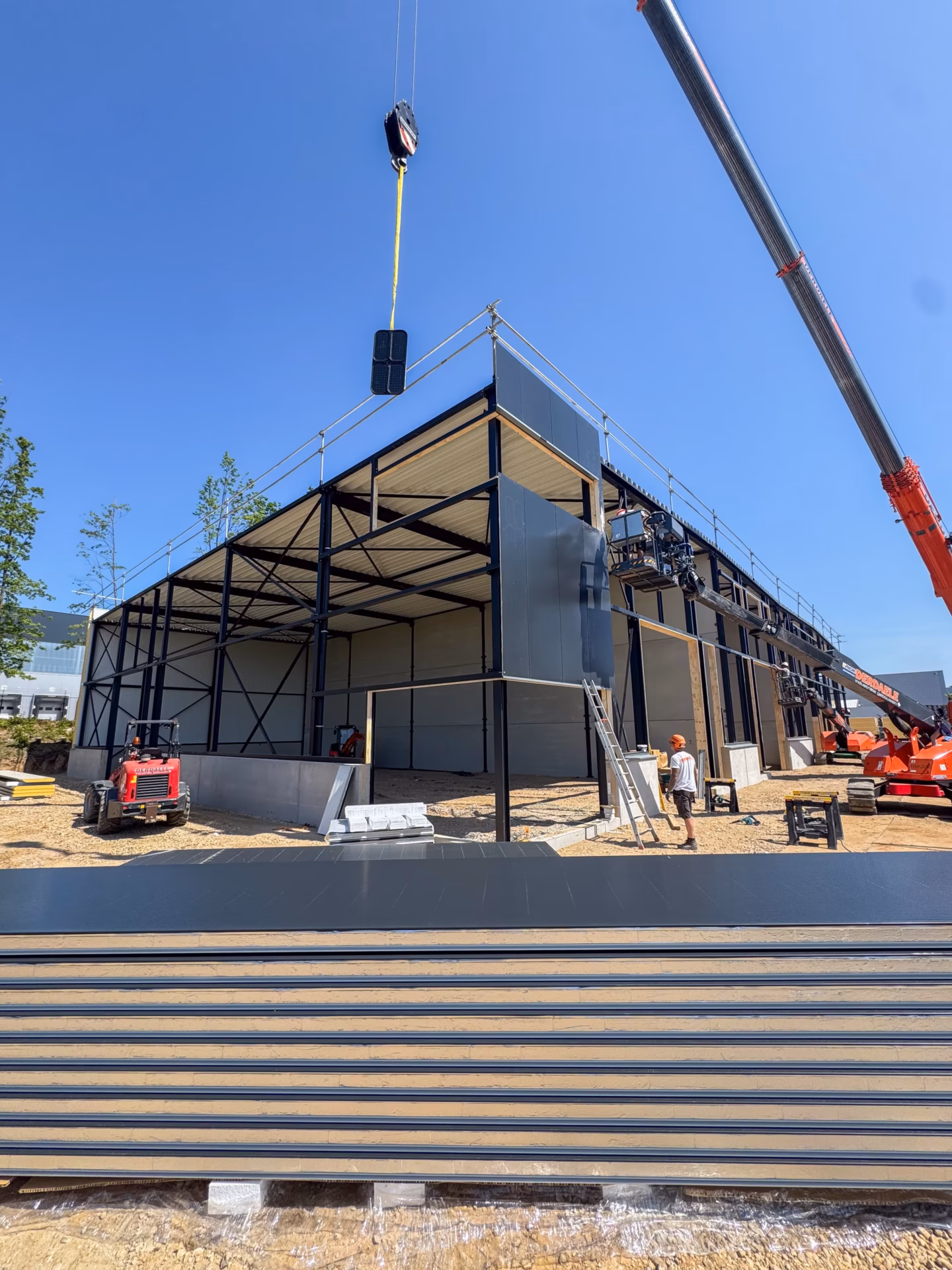 Vier nieuwe bedrijfsunits van Tools Heerlen in Nederland, gebouwd door Derdaele+