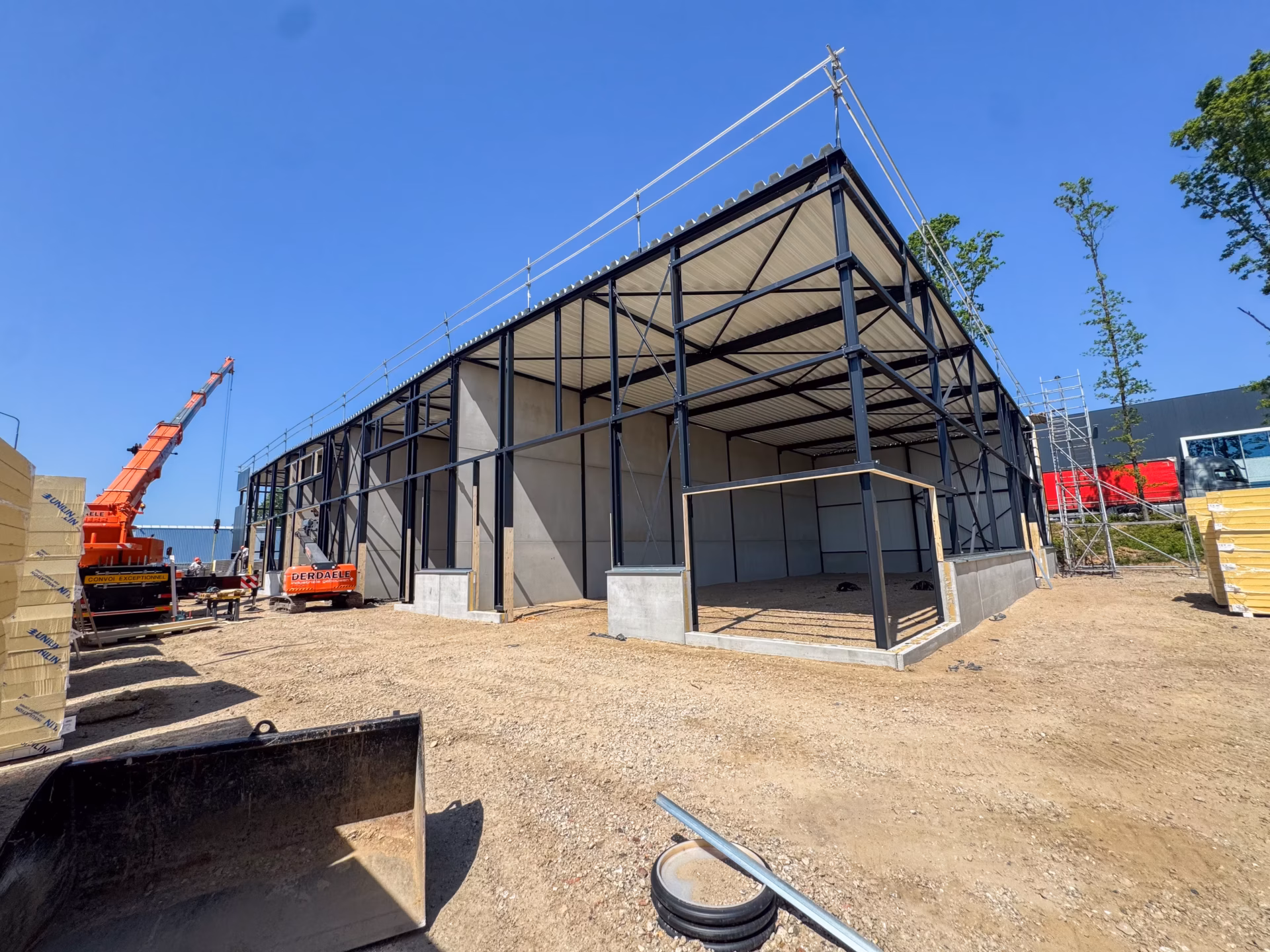 Vier nieuwe bedrijfsunits van Tools Heerlen in Nederland, gebouwd door Derdaele+