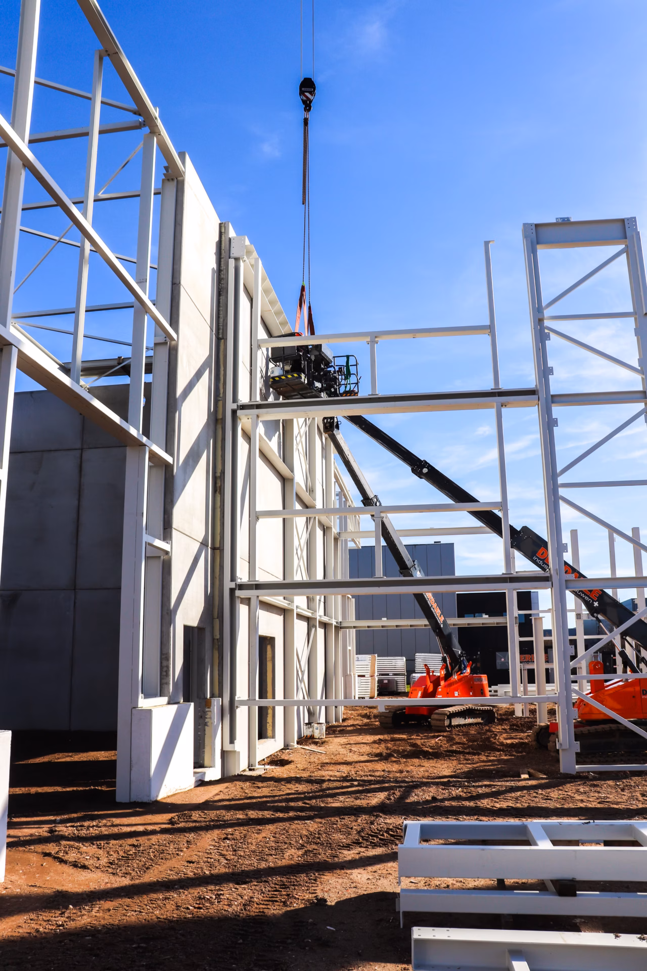 Nieuw bedrijfsgebouw voor Technical Touch Racing met magazijn, mezzanine, laadkade en kantoren, gebouwd door Derdaele+