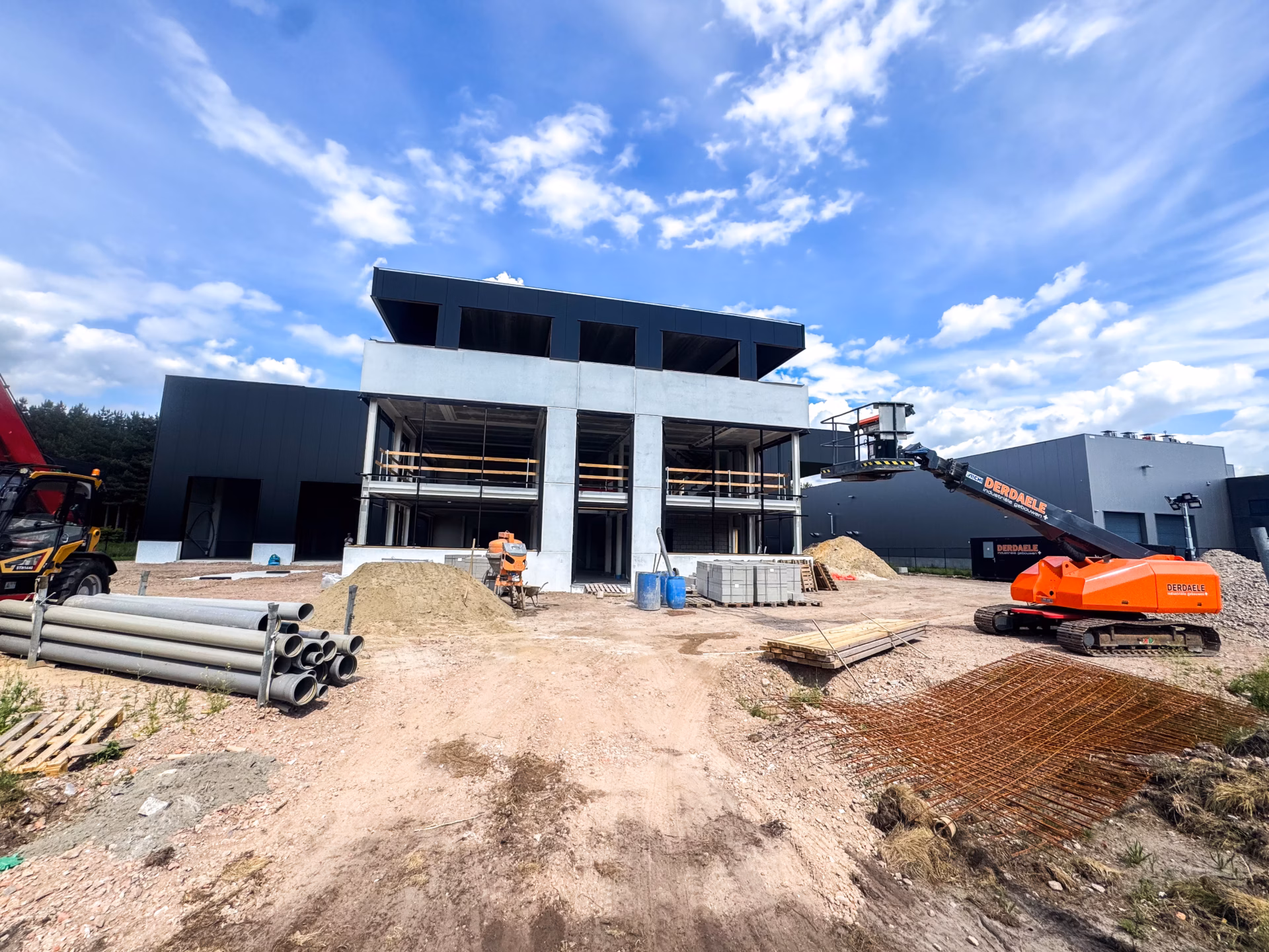 Nieuw bedrijfsgebouw voor Technical Touch Racing met magazijn, mezzanine, laadkade en kantoren, gebouwd door Derdaele+
