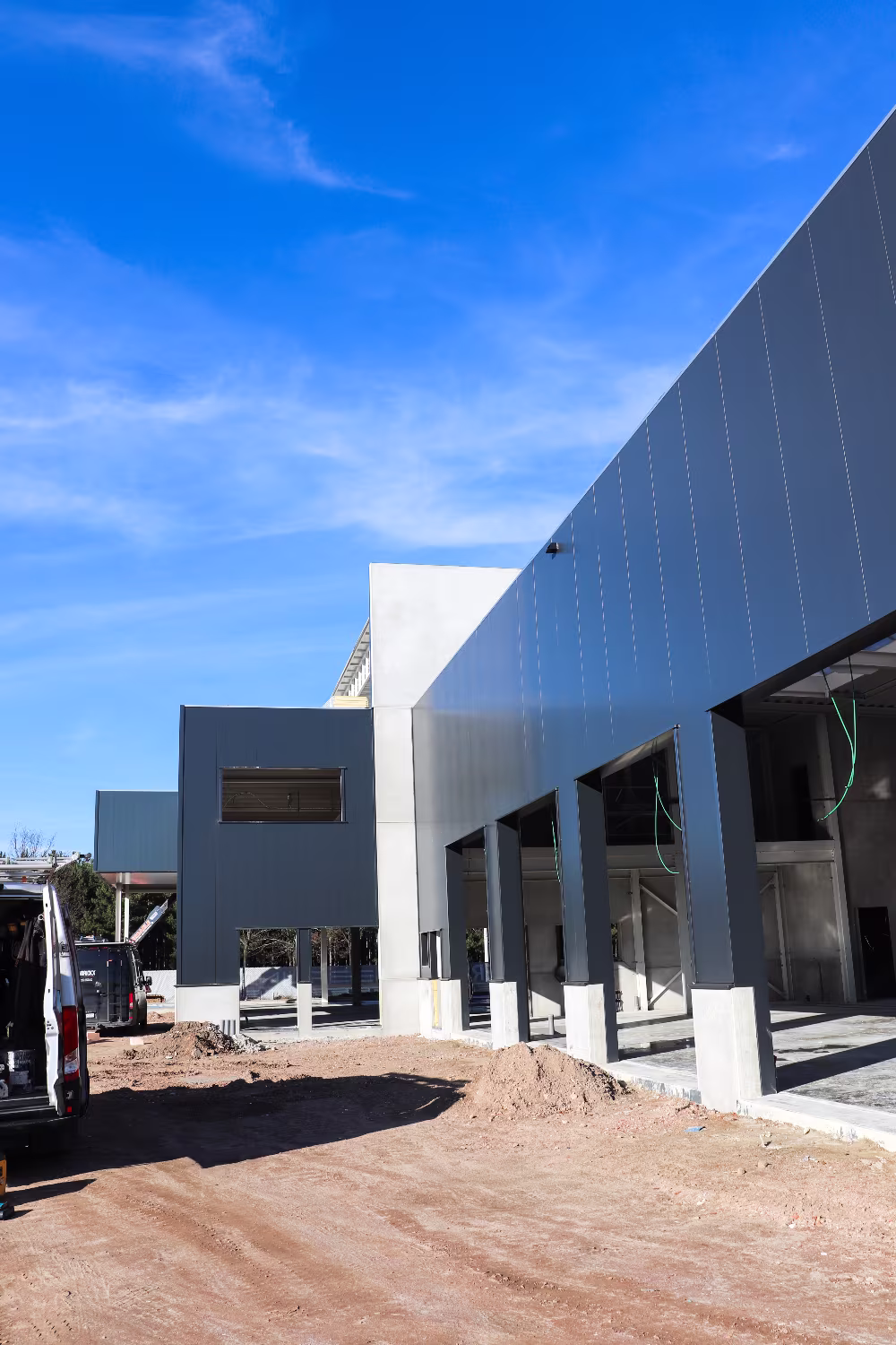 Nieuwbouw autogarage en showroom Peerlings Automotive in Lommel, gerealiseerd door Derdaele+