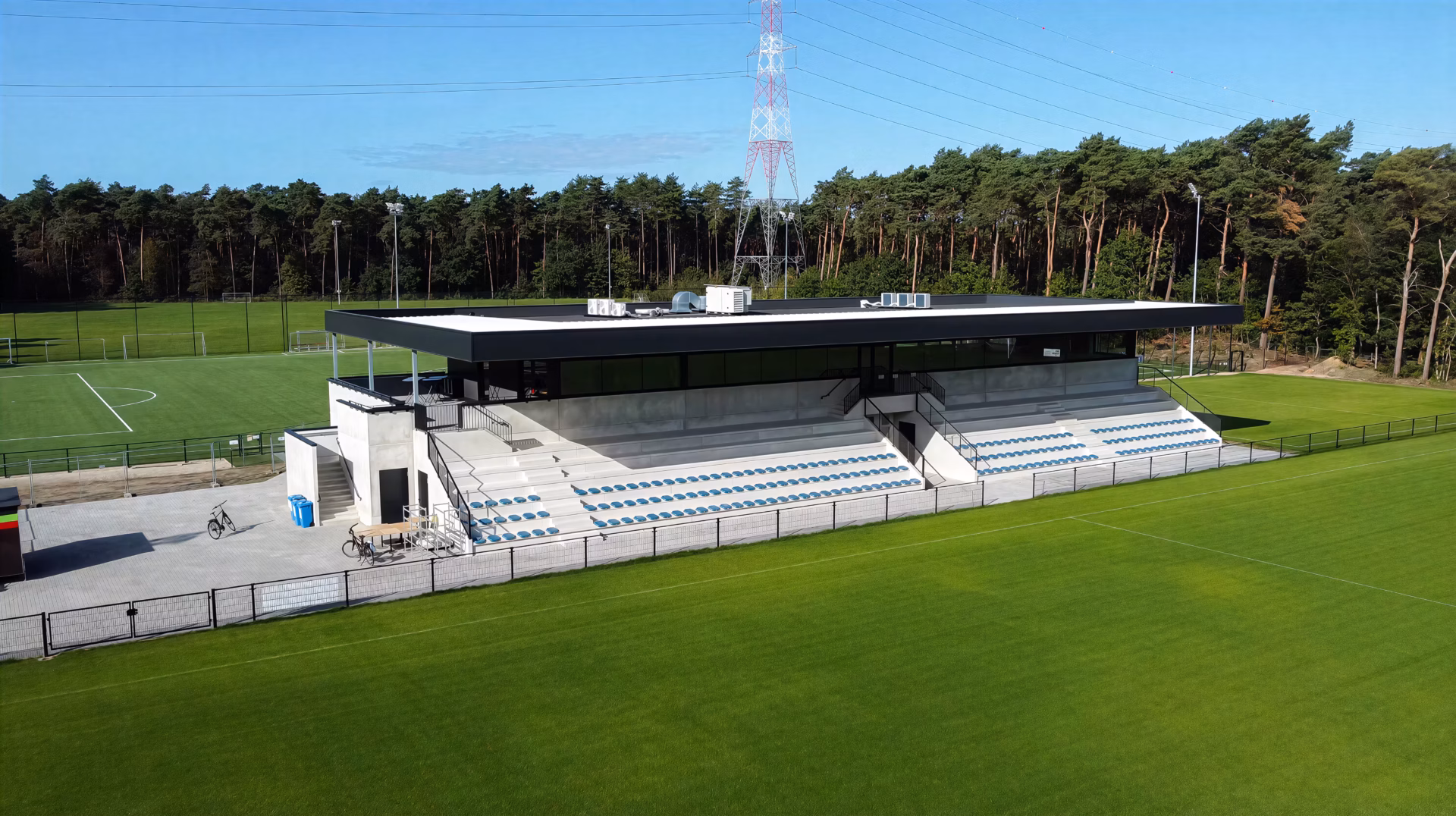 Nieuw sportcomplex met voetbaltribune en kantine van KFC Eksel, gebouwd door Derdaele+ in Limburg