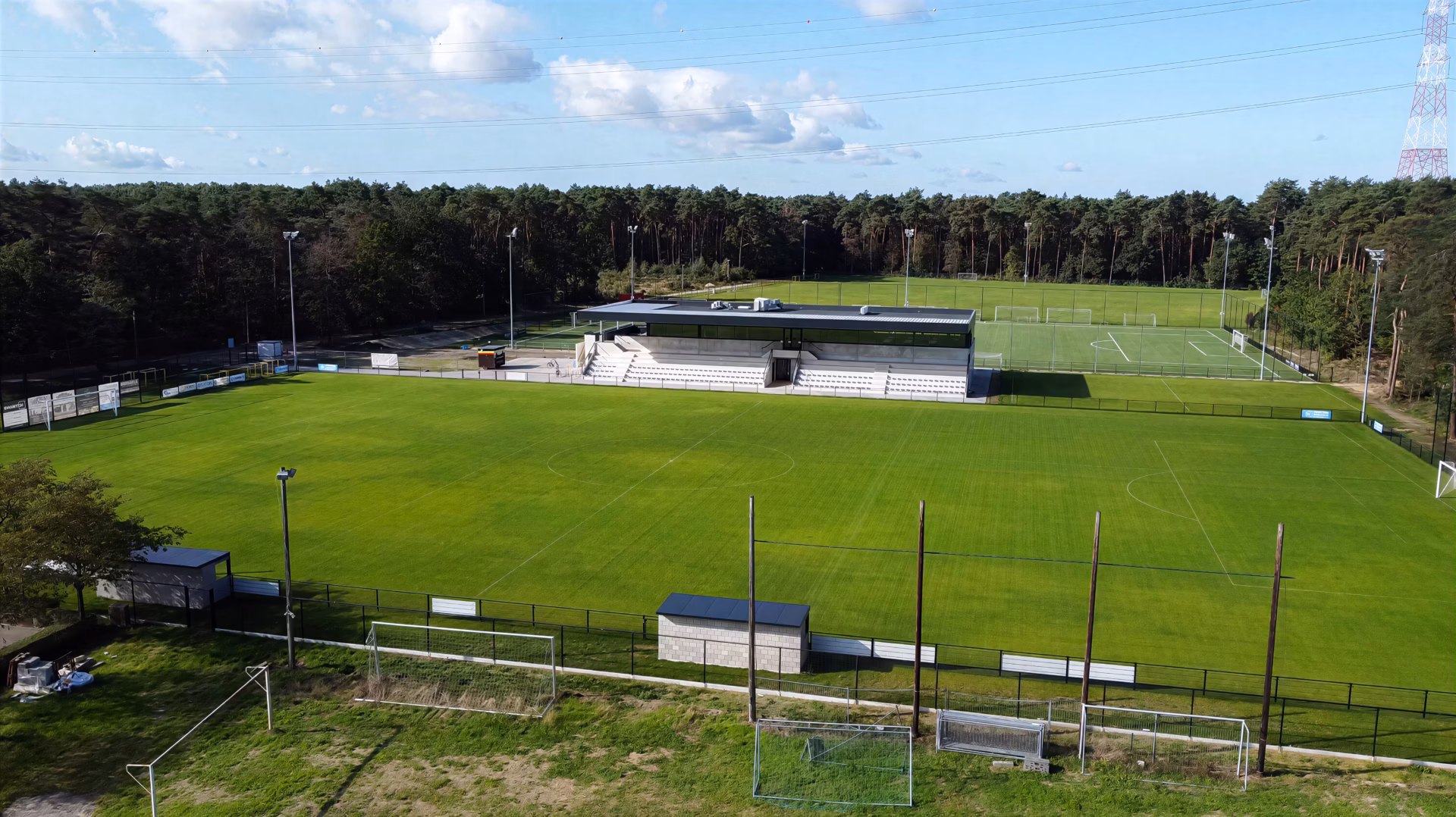 Nieuw sportcomplex met voetbaltribune en kantine van KFC Eksel, gebouwd door Derdaele+ in Limburg