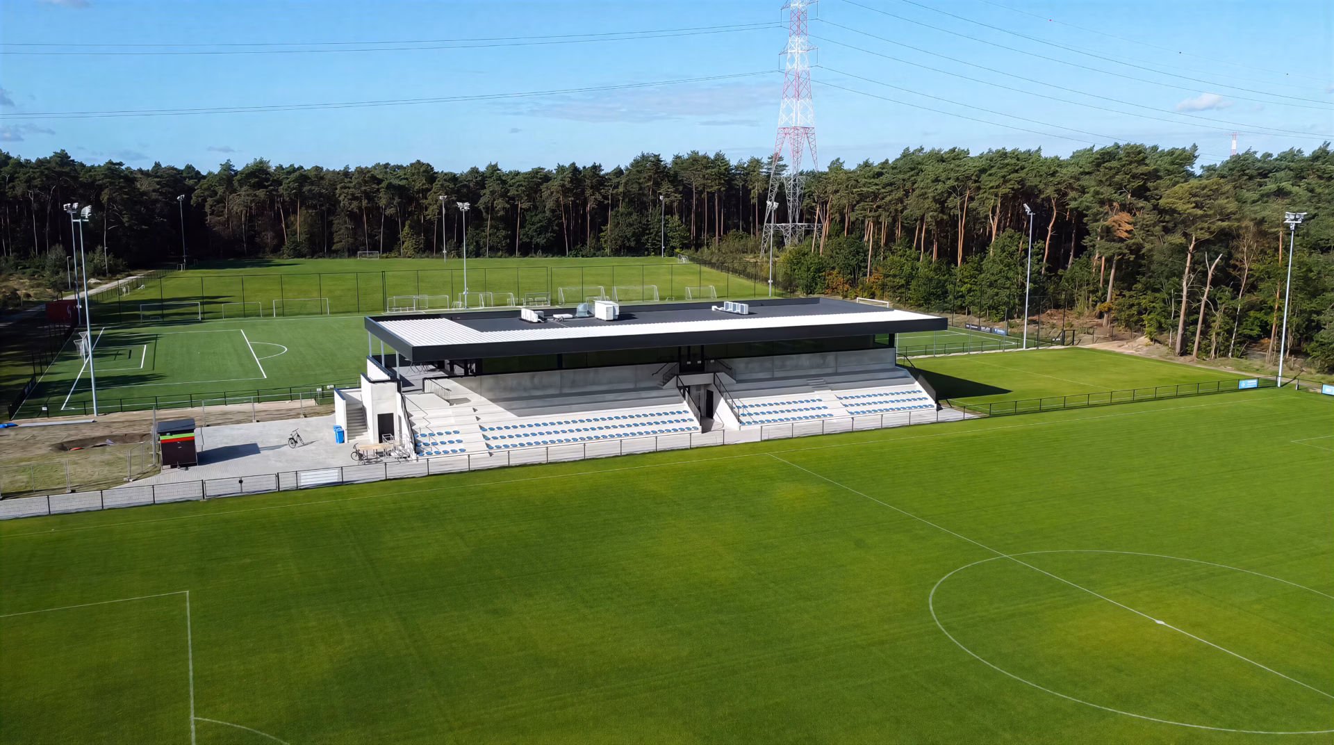 Nieuw sportcomplex met voetbaltribune en kantine van KFC Eksel, gebouwd door Derdaele+ in Limburg