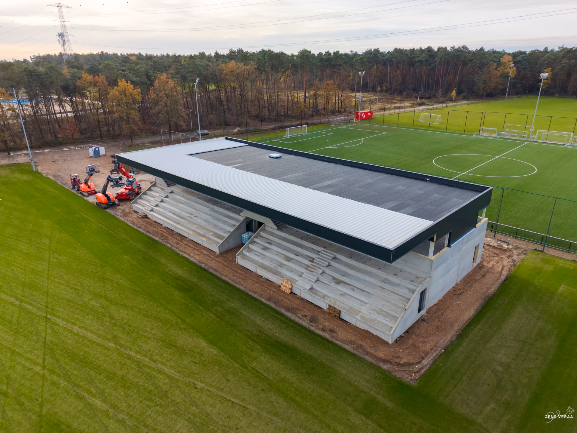 Nieuw sportcomplex met voetbaltribune en kantine van KFC Eksel, gebouwd door Derdaele+ in Limburg