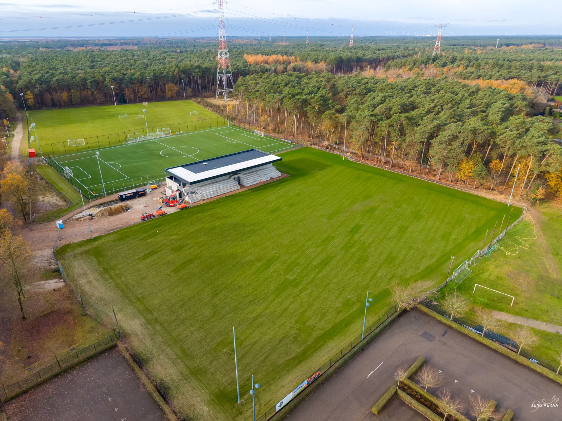 Nieuw sportcomplex met voetbaltribune en kantine van KFC Eksel, gebouwd door Derdaele+ in Limburg