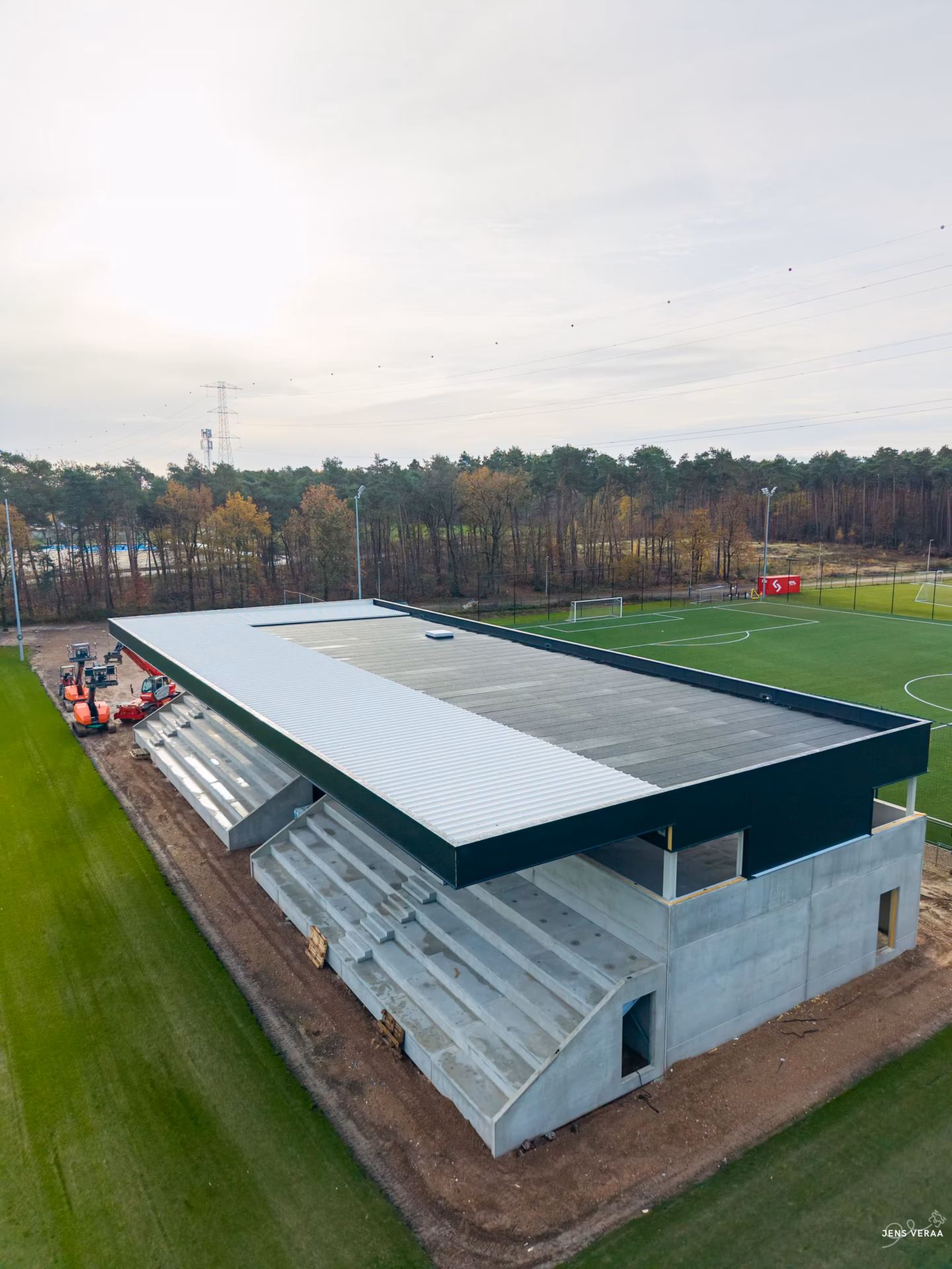 Nieuw sportcomplex met voetbaltribune en kantine van KFC Eksel, gebouwd door Derdaele+ in Limburg