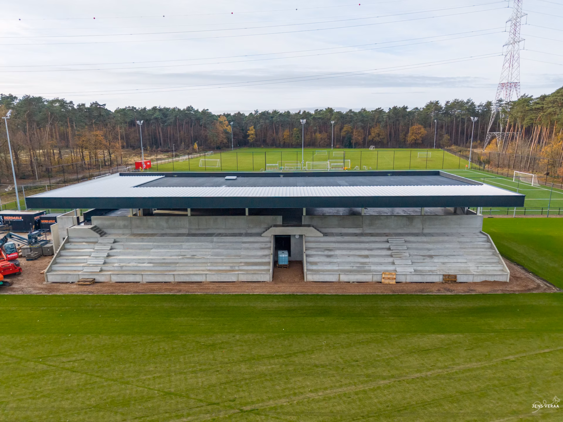 Nieuw sportcomplex met voetbaltribune en kantine van KFC Eksel, gebouwd door Derdaele+ in Limburg