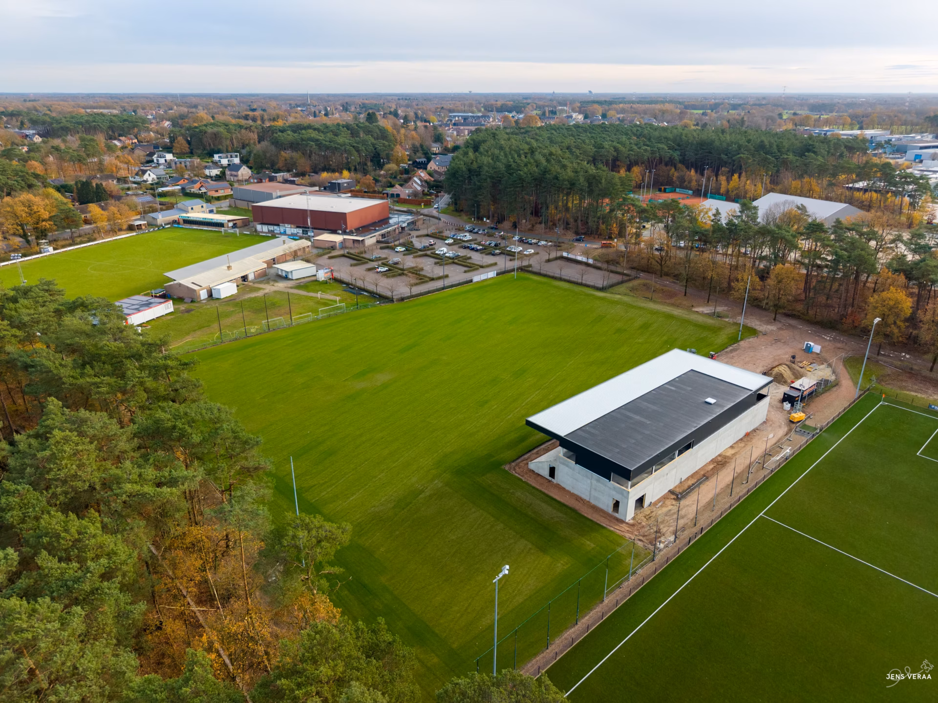 Nieuw sportcomplex met voetbaltribune en kantine van KFC Eksel, gebouwd door Derdaele+ in Limburg