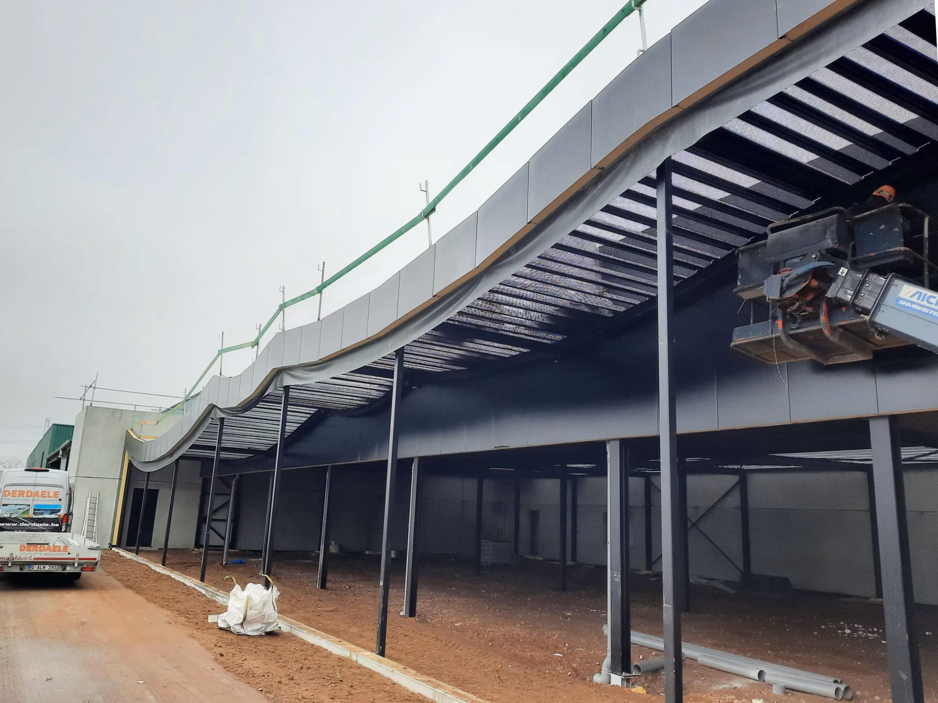 Nieuw hoofdkantoor van Foodmaker in Westerlo met Foodmaker Café, gebouwd door Derdaele+