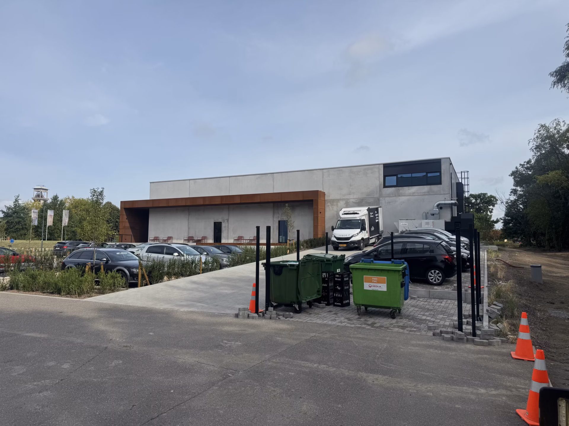 Nieuwe koffiebar Two Oh Five in Maasmechelen, gebouwd door Derdaele+ met terras en takeawaybar