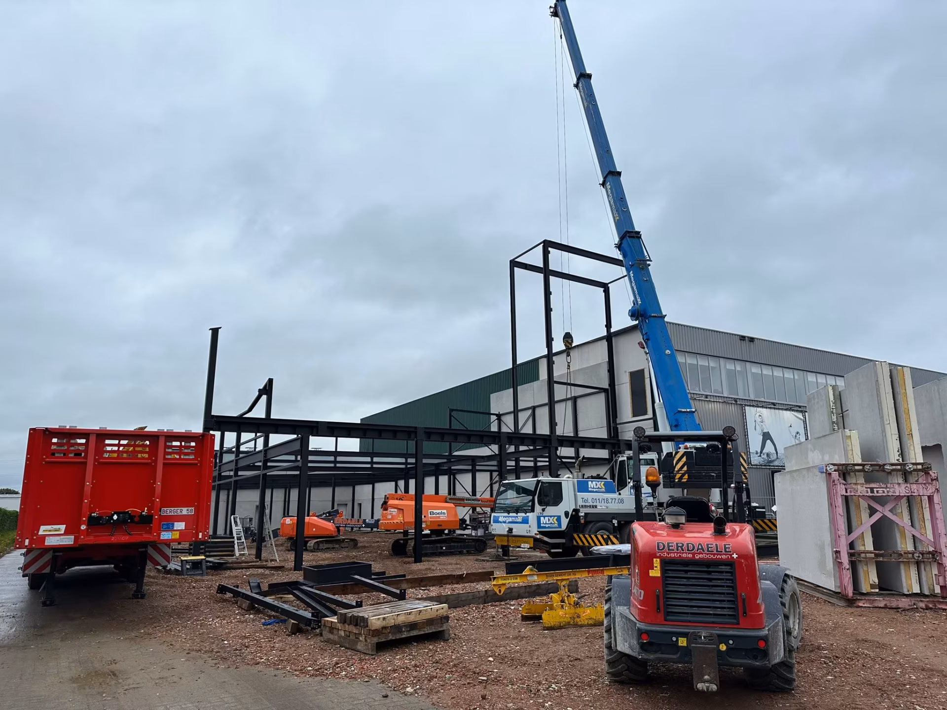 Nieuw hoofdkantoor van Foodmaker in Westerlo met Foodmaker Café, gebouwd door Derdaele+