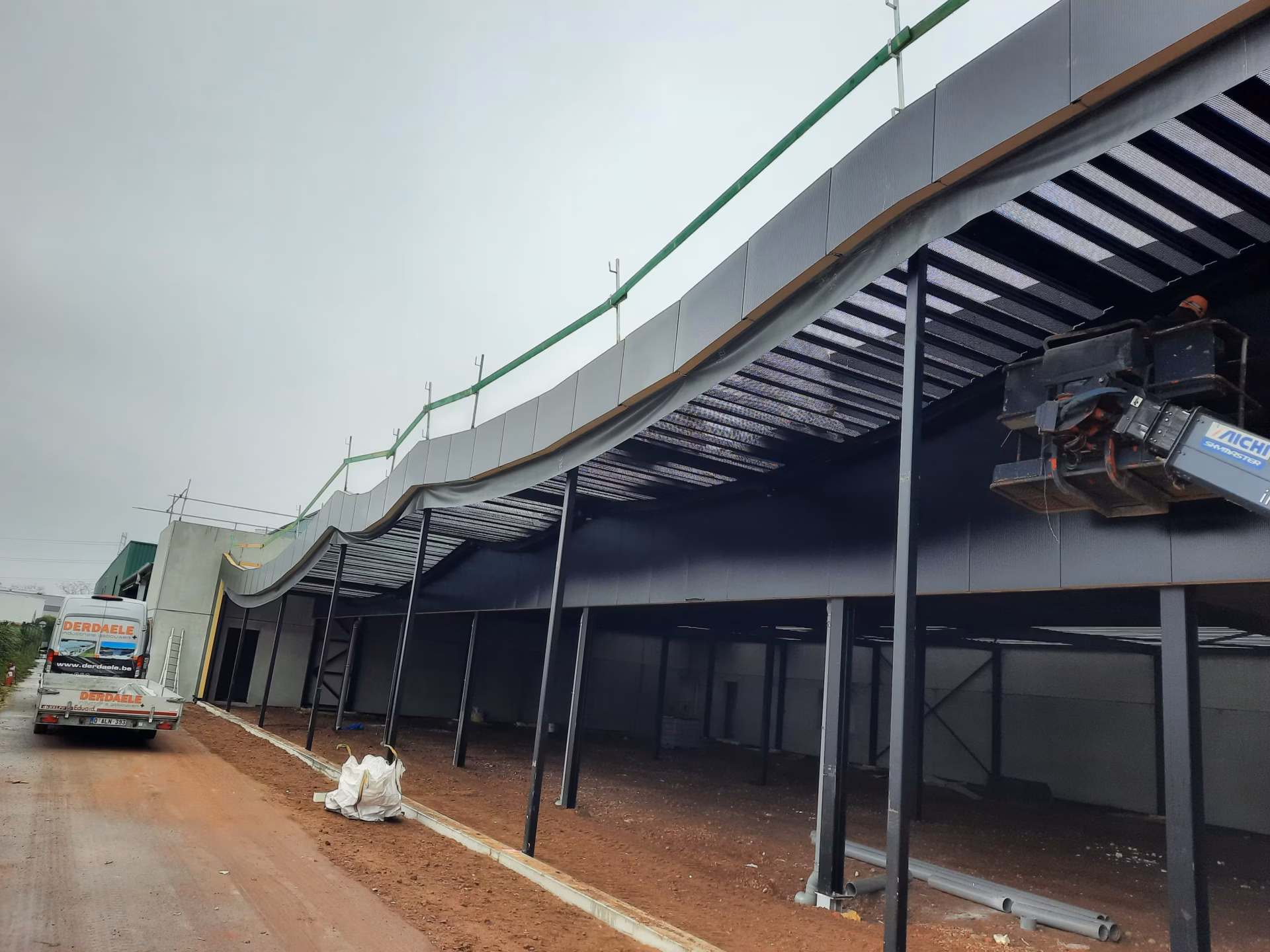 Nieuw hoofdkantoor van Foodmaker in Westerlo met Foodmaker Café, gebouwd door Derdaele+