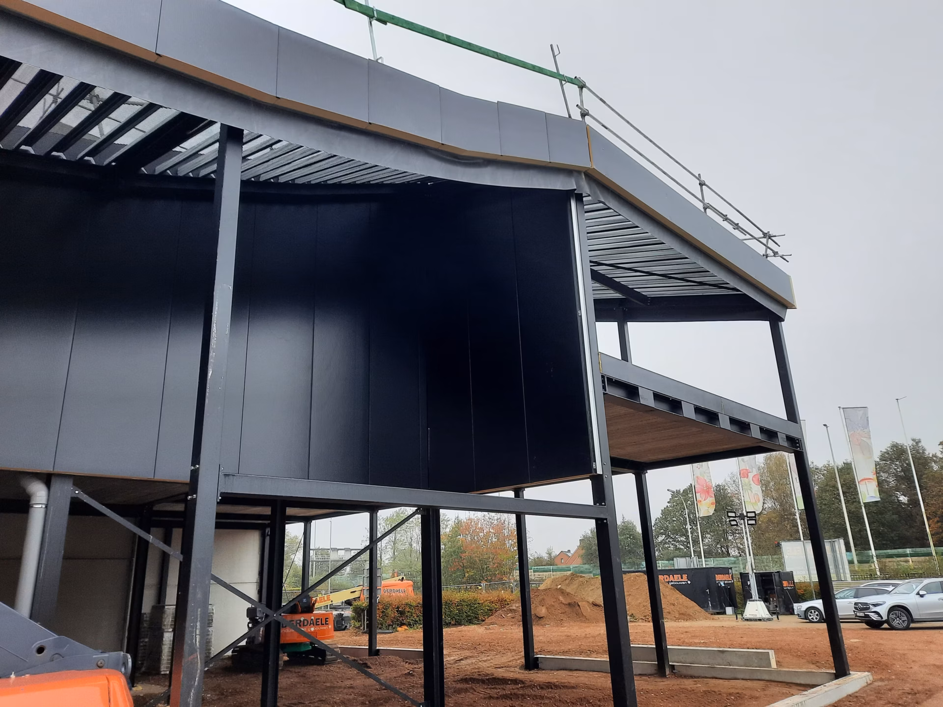 Nieuw hoofdkantoor van Foodmaker in Westerlo met Foodmaker Café, gebouwd door Derdaele+