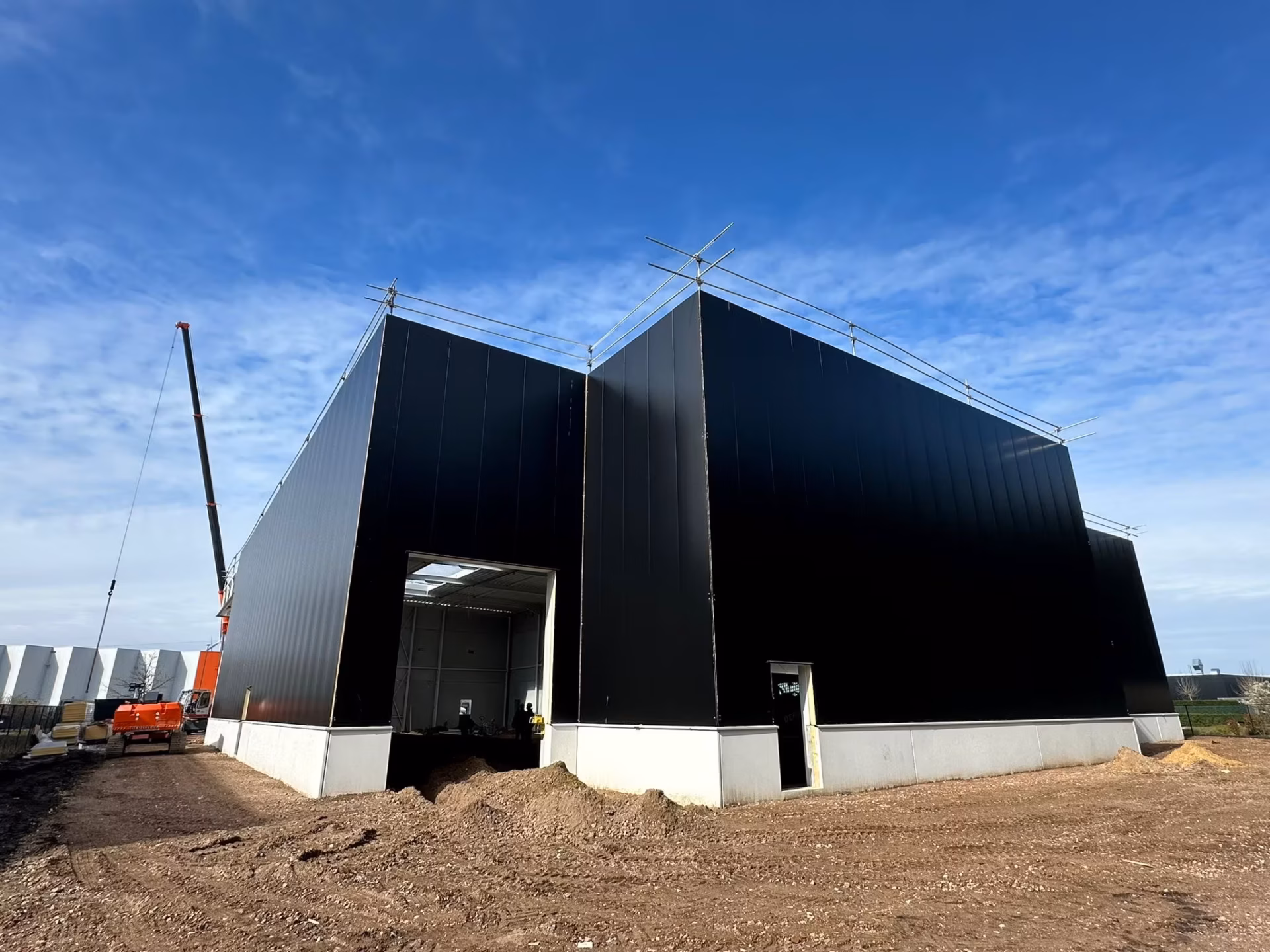 Nieuw bedrijfsgebouw voor Technical Touch Racing met magazijn, mezzanine, laadkade en kantoren, gebouwd door Derdaele+