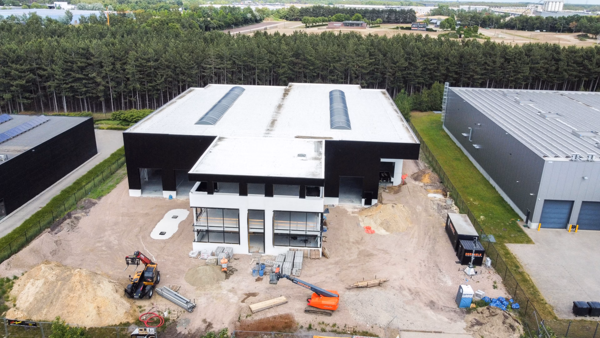 Nieuw bedrijfsgebouw voor Technical Touch Racing met magazijn, mezzanine, laadkade en kantoren, gebouwd door Derdaele+