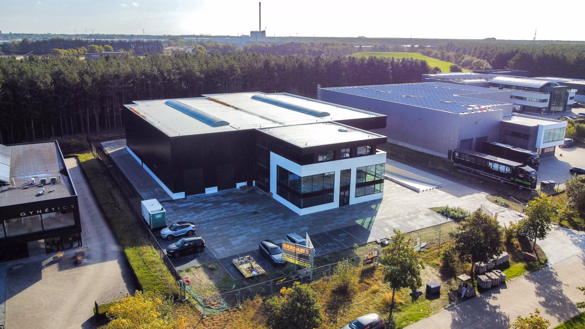 Nieuw bedrijfsgebouw voor Technical Touch Racing met magazijn, mezzanine, laadkade en kantoren, gebouwd door Derdaele+