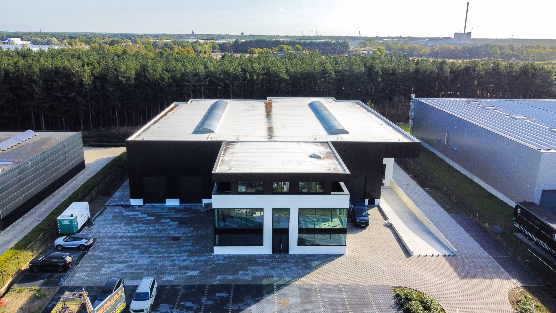 Nieuw bedrijfsgebouw voor Technical Touch Racing met magazijn, mezzanine, laadkade en kantoren, gebouwd door Derdaele+