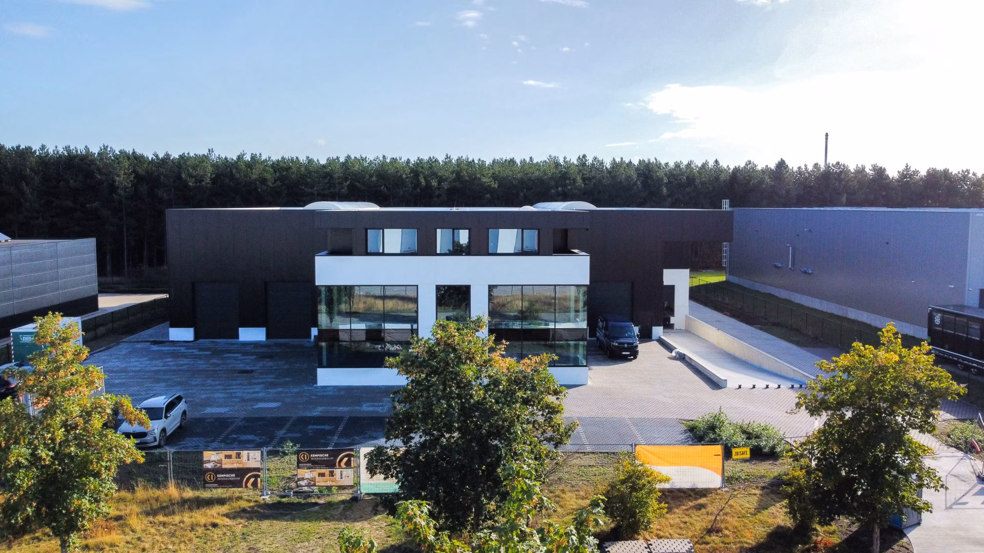 Nieuw bedrijfsgebouw voor Technical Touch Racing met magazijn, mezzanine, laadkade en kantoren, gebouwd door Derdaele+
