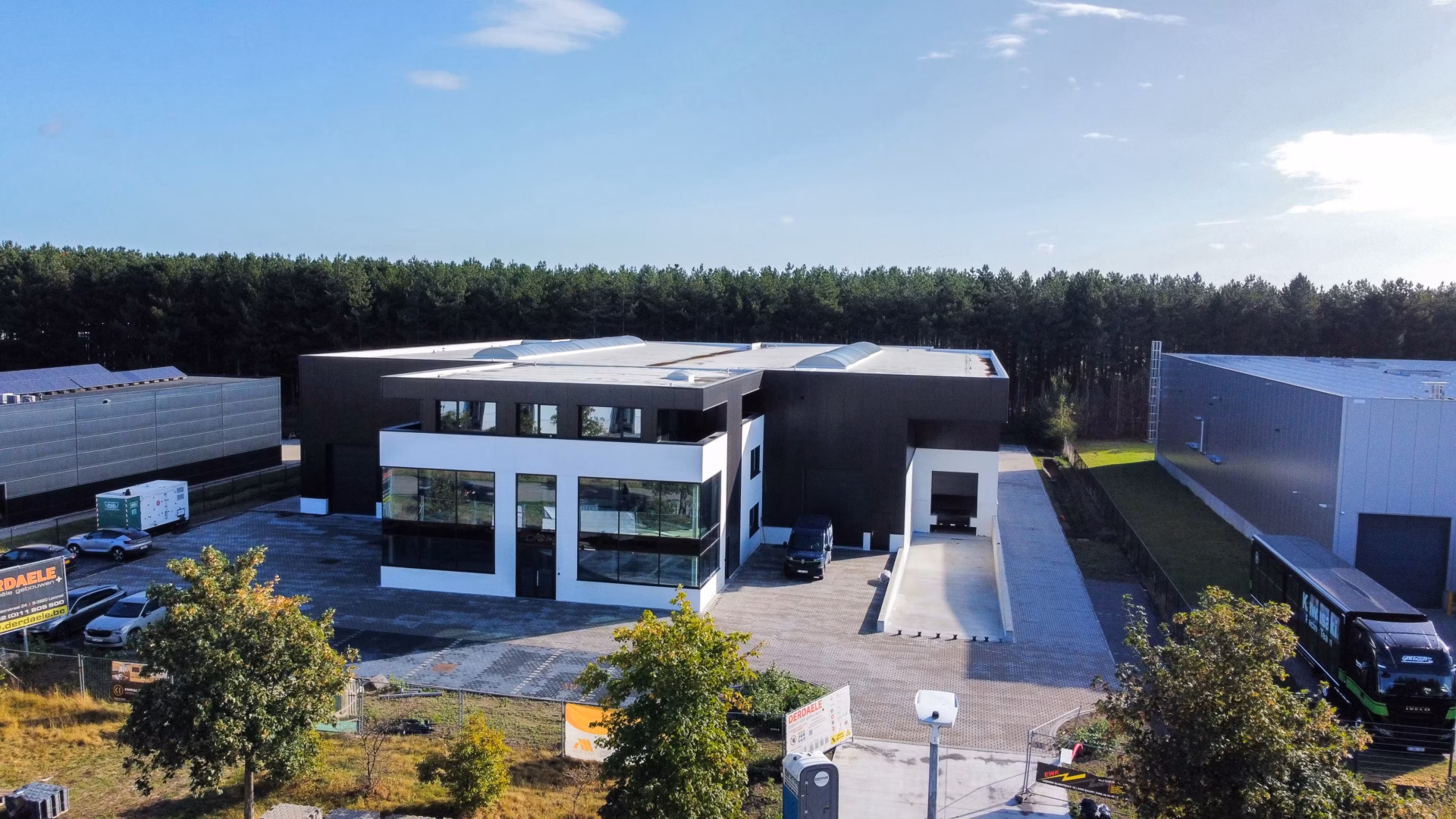 Nieuw bedrijfsgebouw voor Technical Touch Racing met magazijn, mezzanine, laadkade en kantoren, gebouwd door Derdaele+