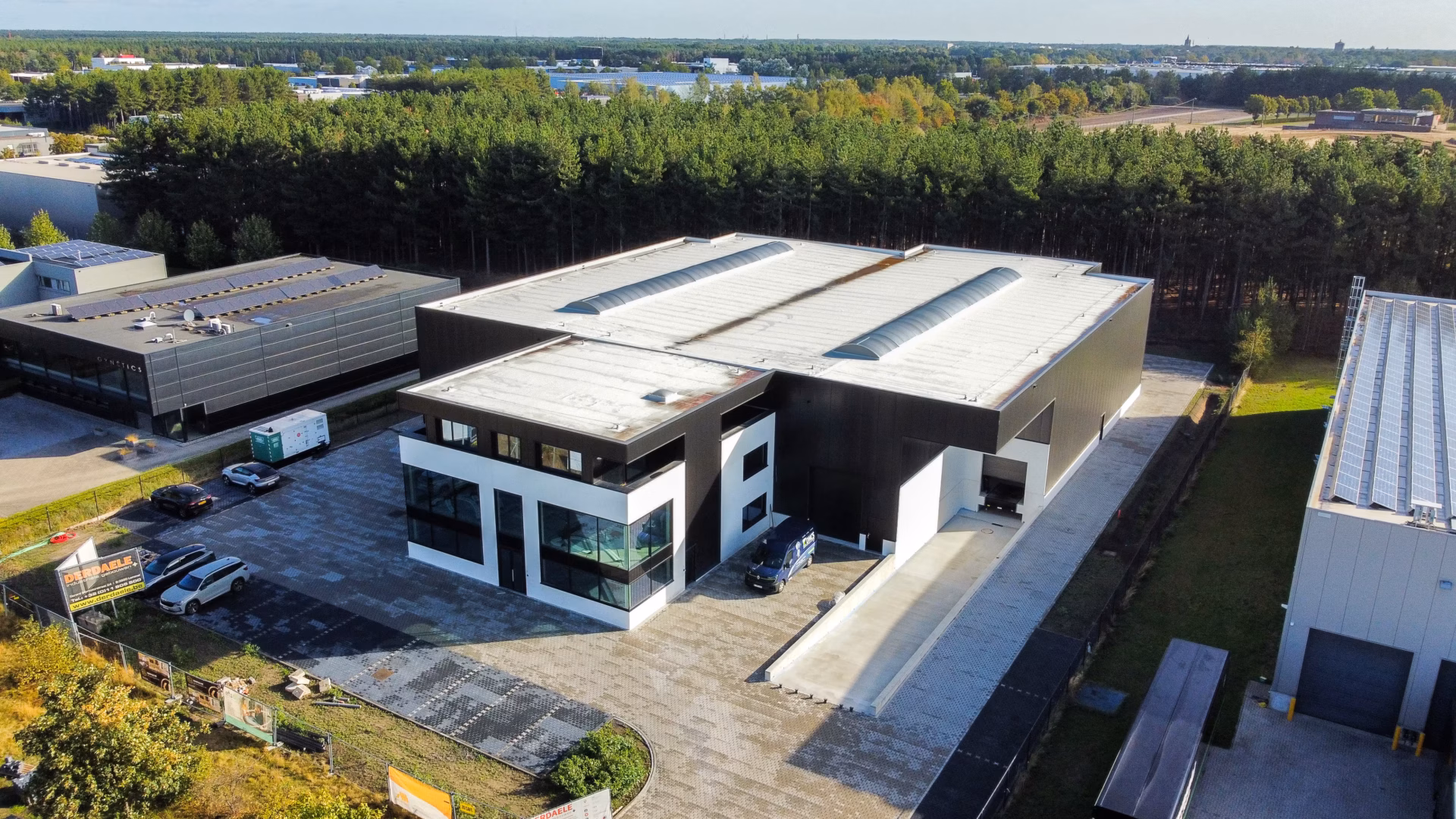 Nieuw bedrijfsgebouw voor Technical Touch Racing met magazijn, mezzanine, laadkade en kantoren, gebouwd door Derdaele+