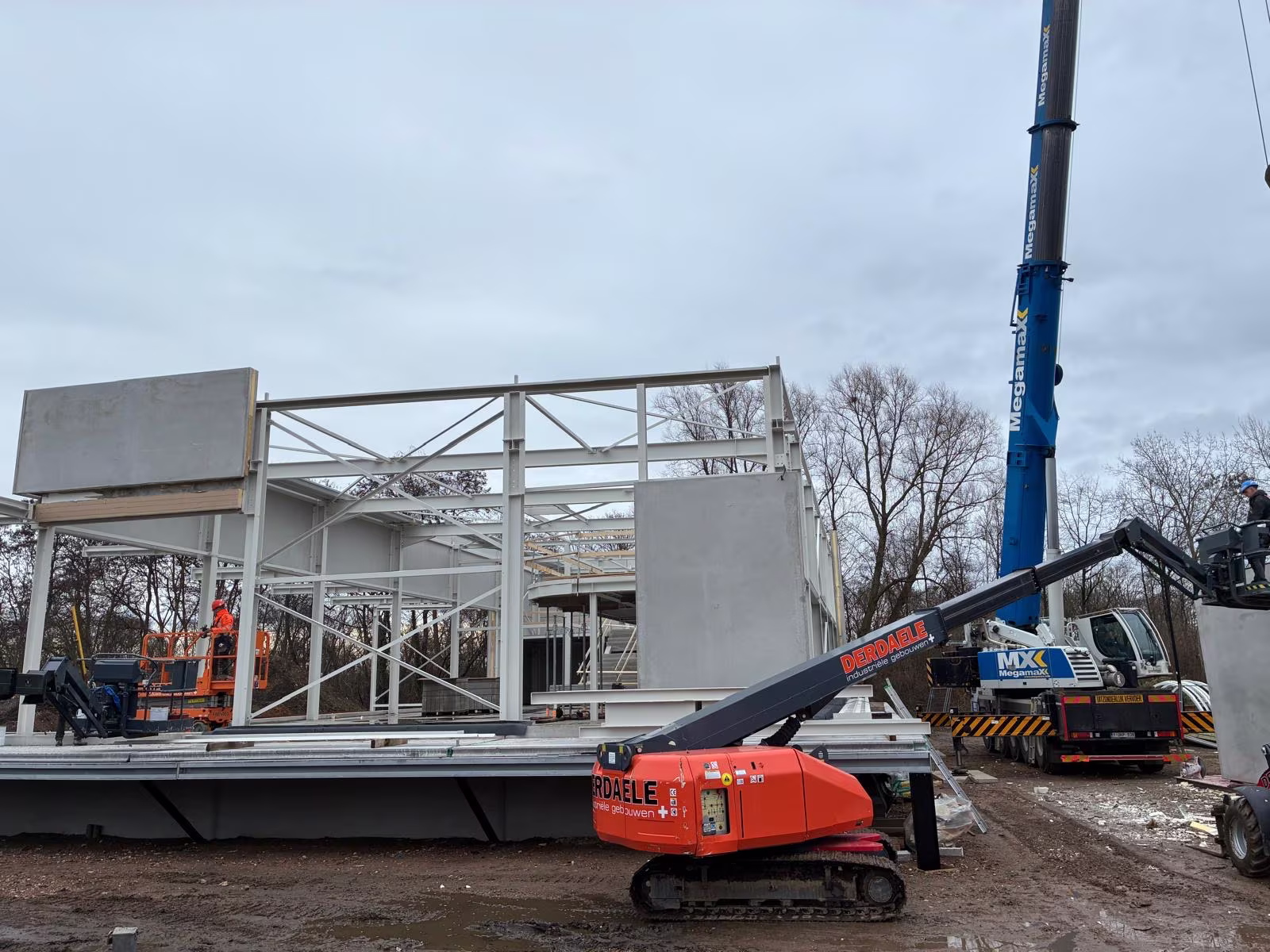 Nieuwe koffiebar Two Oh Five in Maasmechelen, gebouwd door Derdaele+ met terras en takeawaybar